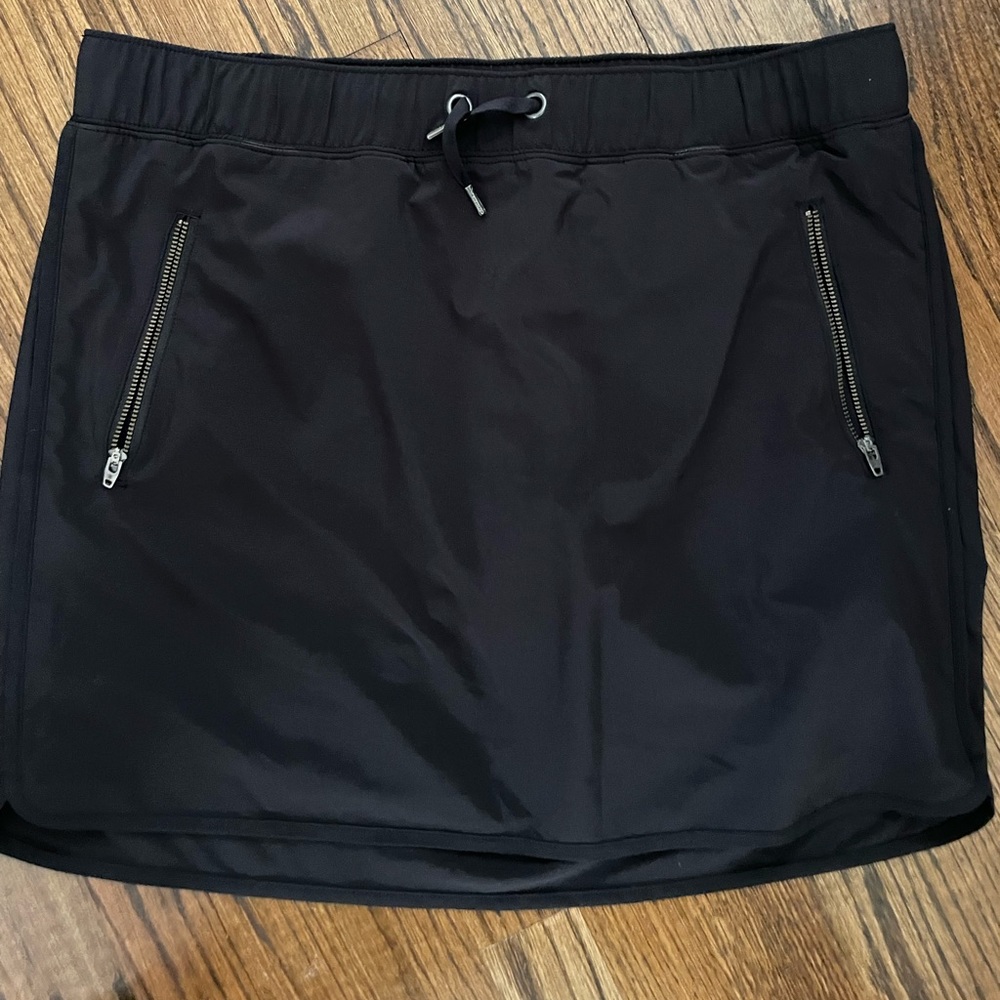 Athleta skort worn twice Size L black with elastic waist and 2 front zip pockets